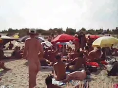 Modelo sentada en un ...