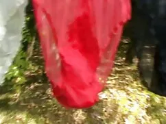 Chica delgada se met ...