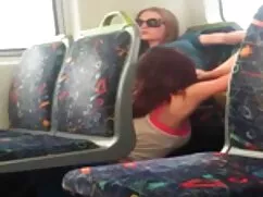 Chica de ébano juega ...