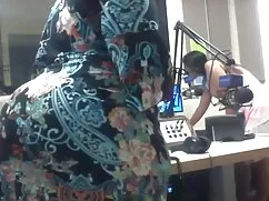 El chico le saca las ...