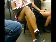 Jovencita se relaja  ...