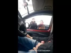 Mamá con uñas rosada ...