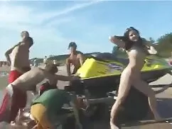 Una multitud de homb ...