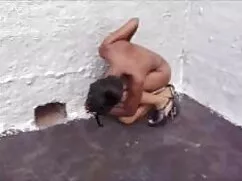 Un hombre folla a un ...