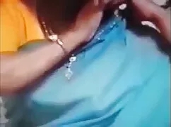 Un tipo calvo golpea ...