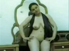 Morena arrodillada d ...