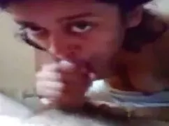 La chica mira por la ...