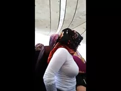 Un hombre fríe una m ...