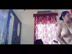 Chica delgada de pel ...