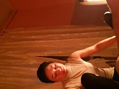 Chico joven crió a u ...